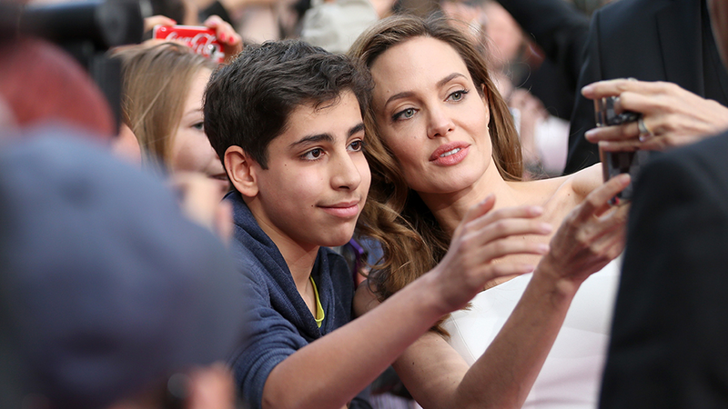 Illustration for article titled Guys, Angelina Jolie Looks So Freaking Happy